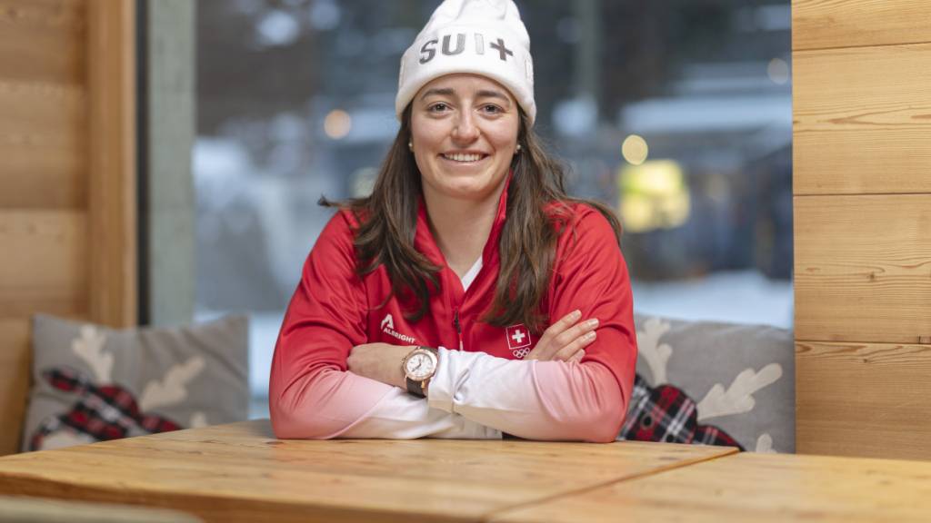 Kann trotz des kurz vor Olympia erfolgten Abgangs ihres Trainers lachen: Slopestyle-Olympiasiegerin Mathilde Gremaud beim Medientermin in Livigno