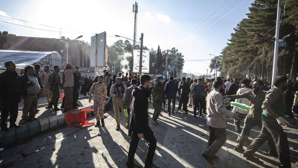 dpatopbilder - Menschen versammeln sich nach Explosionen in Kerman auf einer Straße. Eine der zwei verheerenden Explosionen im Iran ist laut einem Bericht staatlicher Medien durch einen Selbstmordattentäter verursacht worden. Foto: Mahdi Karbakhsh Ravari/Mehr News Agency/AP/dpa