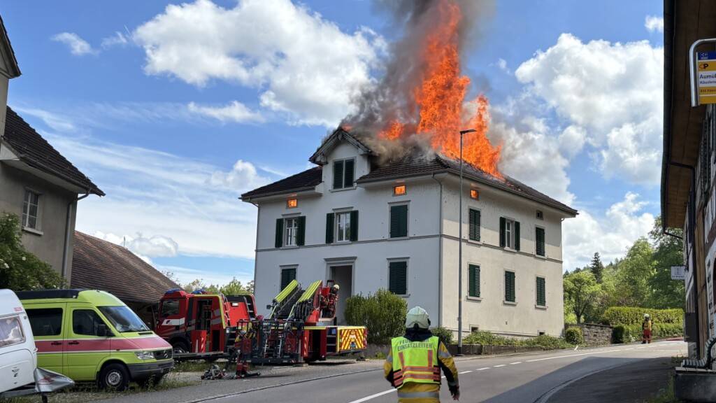 Eine Person wurde beim Brand in einem Wohnhaus in Frauenfeld am Sonntag leicht verletzt.