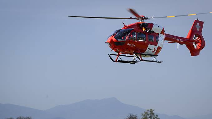 Velofahrerin stürzt in Spiez und muss mit Rega ins Spital