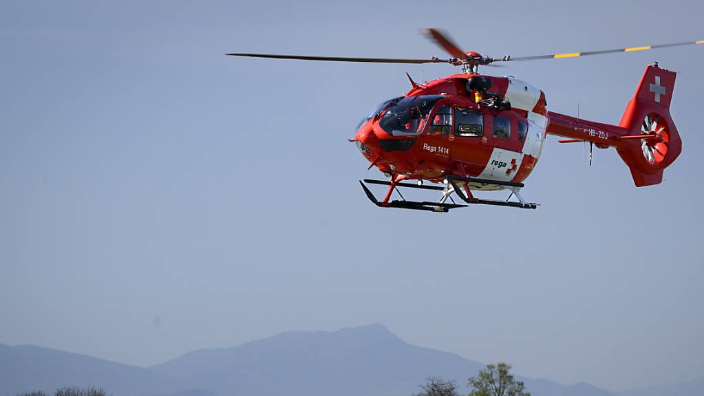 Ein Helikopter der Rega brachte die gestürzte Velofahrerin ins Spital. (Archivbild)