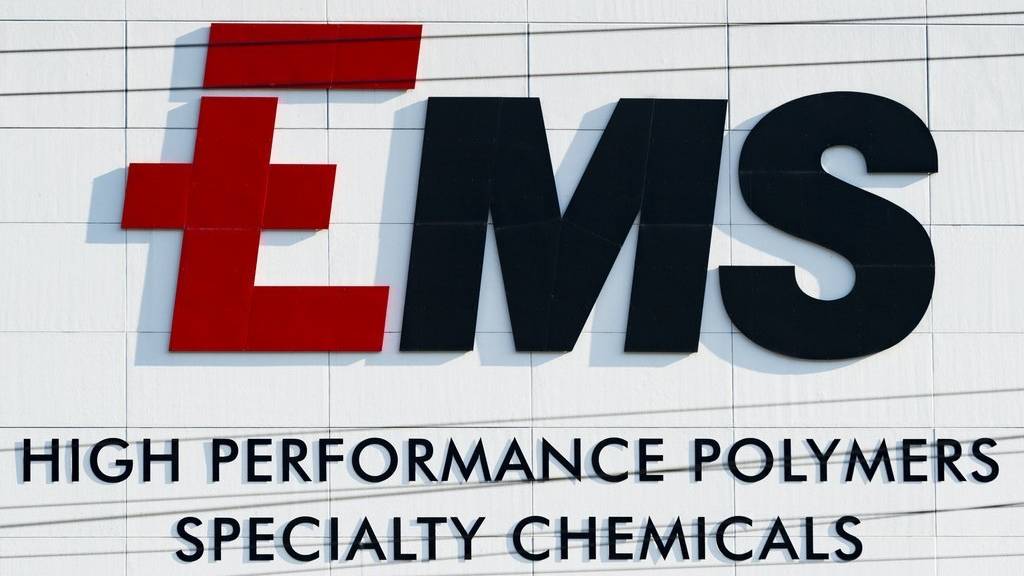 Blick auf das Logo am Hauptsitz der Ems-Chemie AG, aufgenommen am Freitag, 7. August 2015, in Domat-Ems. (KEYSTONE/Gian Ehrenzeller)