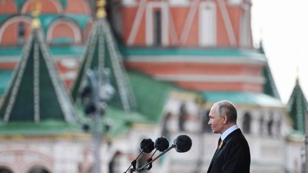 Der russische Präsident Wladimir Putin spricht während der Militärparade zum Tag des Sieges, anlässlich der Feierlichkeiten zum 80. Jahrestag des Sieges der Sowjetunion über Nazi-Deutschland im Zweiten Weltkrieg. Foto: Ilya Pitalev/Photo host agency RIA Novosti/AP/dpa