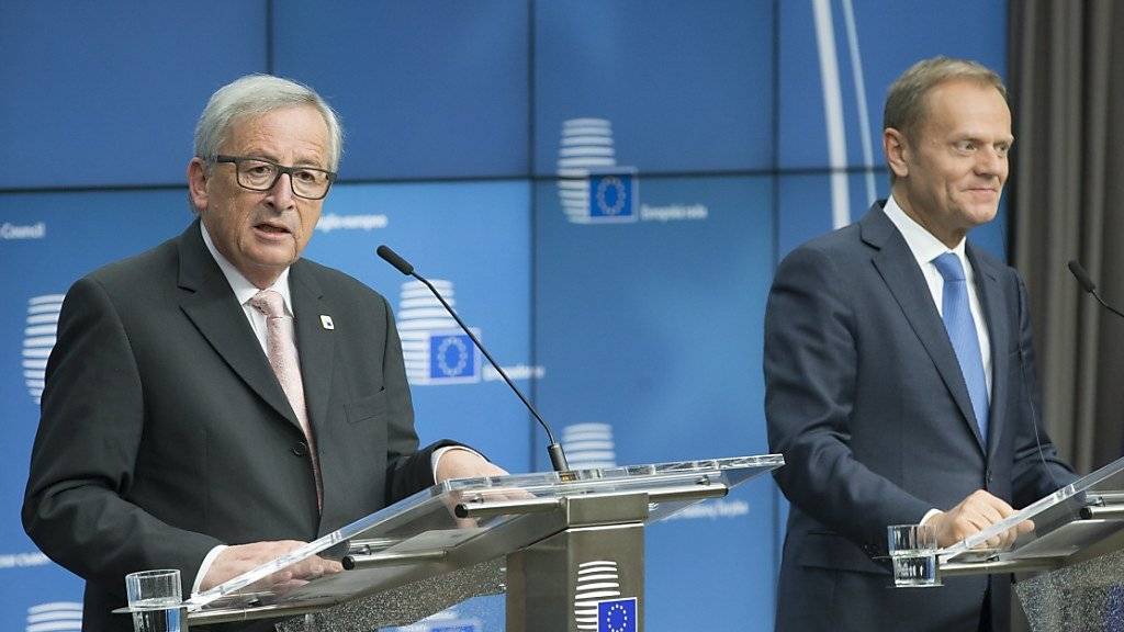 EU-Kommissionspräsident Jean-Claude Juncker (l.) und EU-Ratspräsident Donald Tusk haben beide nach dem Sondertreffen am Samstag in Brüssel an die EU-Staatschefs appelliert, auch weiterhin in der Bexit-Frage Geschlossenheit zu demonstrieren.