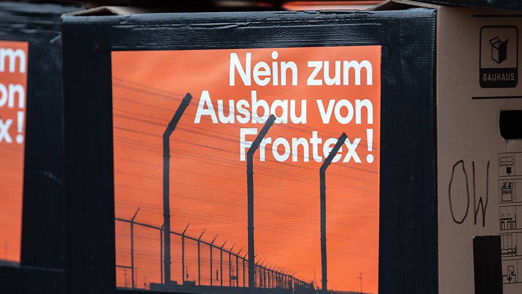 Die Stimmbevölkerung befasst sich Mitte Mai mit der Finanzierung der EU-Grenzschutzagentur Frontex. Eine linke Allianz warnt vor einem Ausbau des Schweizer Engagements. (Archivbild)