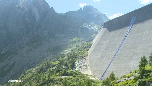 Riesen-Gemälde an Staumauer
