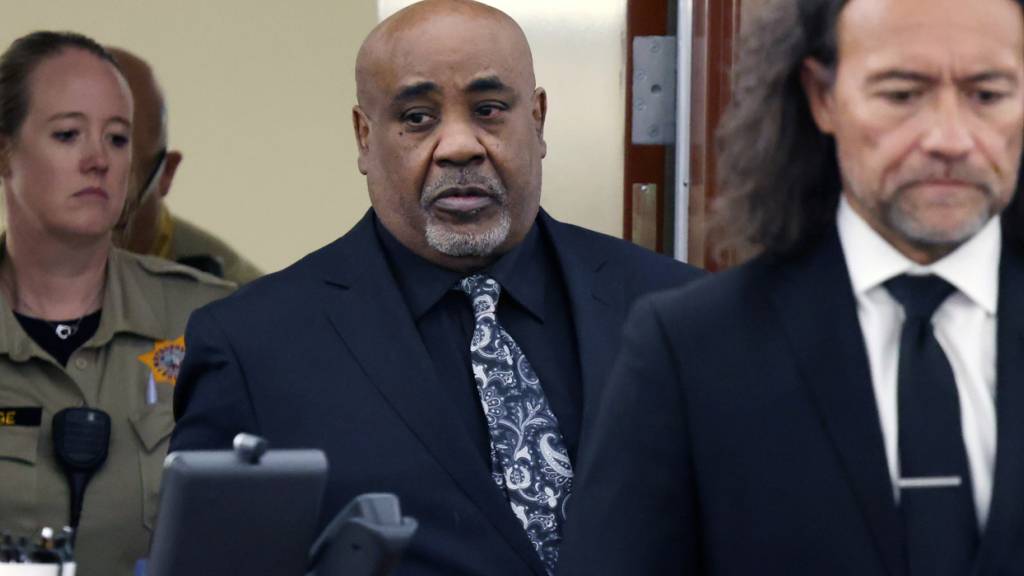 Duane Davis (M) und sein Anwalt Michael Sanft werden zurück in den Gerichtssaal geführt, um den Termin für die Urteilsverkündung zu erfahren, nachdem eine Jury Davis in seinem Prozess im Zusammenhang mit der Ermordung des Rappers Tupac Shakur im Jahr 1996 wegen Mordes ersten Grades für schuldig befunden hatte. Foto: Bizuayehu Tesfaye/Pool Las Vegas Review-Journal/AP/dpa
