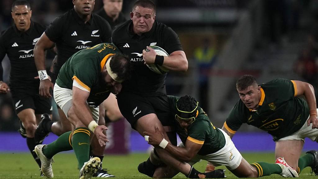 Neuseeland (in schwarz) und Südafrika (in grün) könnten in Frankreich ihren vierten WM-Titel gewinnen