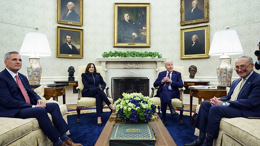 US-Präsident Joe Biden (2.v.r) und Vizepräsidentin Kamala Harris (2.v.l) treffen sich mit Kevin McCarthy (l), Sprecher des US-Repräsentantenhauses, und Chuck Schumer, Mehrheitsführer im US-Senat. Foto: Evan Vucci/AP/dpa