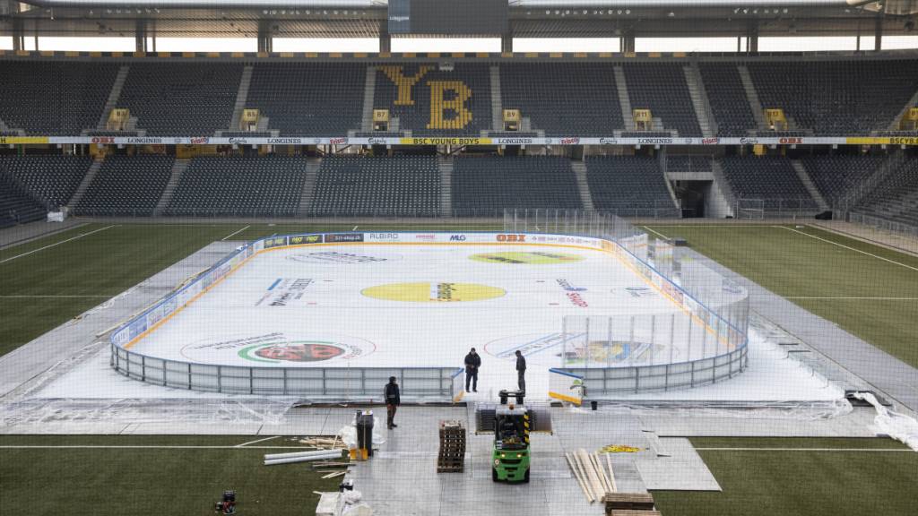 Ein Eishockey-Spielfeld  im Fussballstadion. Das gab es zum Jahreswechsel 2018/19 auch in der Schweiz
