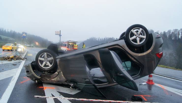 At the crossing Aegeristrasse-Nidfuren, two cars collided. A woman was slightly injured. The cause of the accident did not take into account the priority.