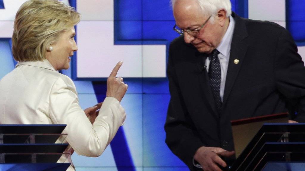 In einer Fernsehdebatte zur Vorwahl im US-Bundesstaat New York sind die demokratischen Bewerber Hillary Clinton und Bernie Sanders heftig aneinander geraten. Die Diskussion wurde auch immer wieder persönlich.