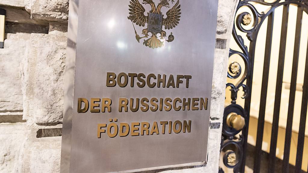 ARCHIV - Als Reaktion auf die Ausweisung eines deutschen Diplomaten aus Russland muss ein Mitarbeiter der russischen Botschaft in Berlin das Land verlassen. Foto: Christophe Gateau/dpa