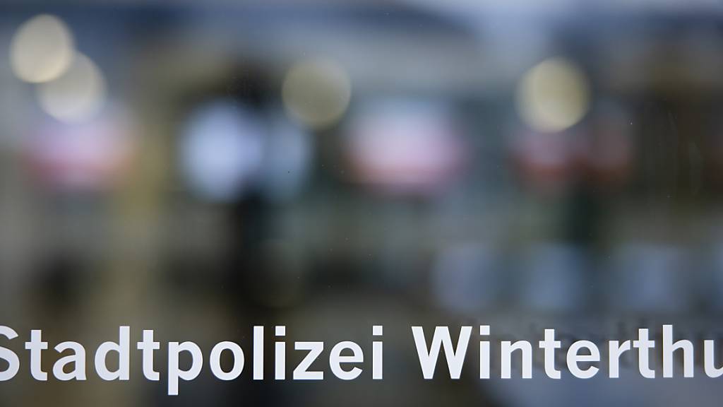 Eine Polizistin wurde in Winterthur bei einem Einsatz leicht verletzt. Sie wurde von einer renitenten Frau gegen den Oberkörper getreten. (Symbolbild)