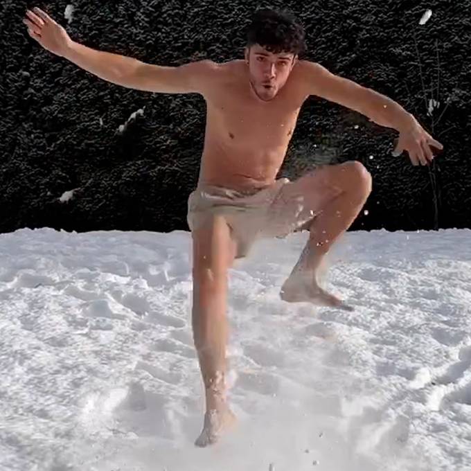 Hart im Nehmen: Hier tollt Luca Hänni barfuss durch den Schnee