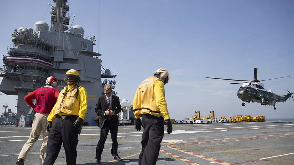 US-Präsident Trump landet an Bord des Marine One-Helikopters auf dem Flugzeugträger.