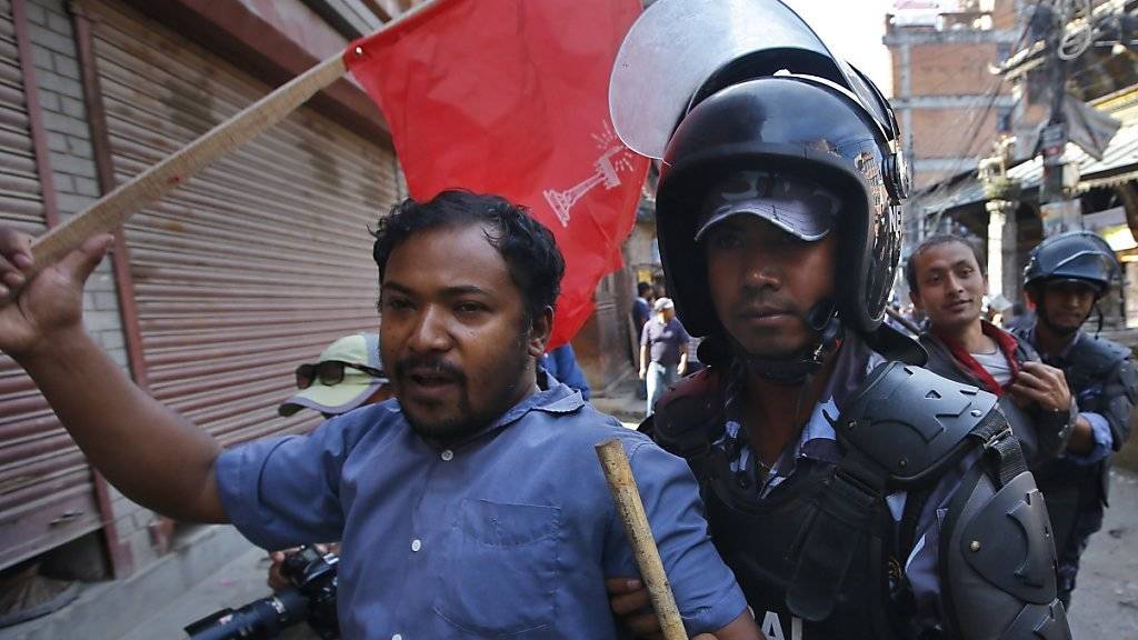 Verhaftung eines Demonstranten in Kathmandu. Er hat gegen die neue Verfassung protestiert.