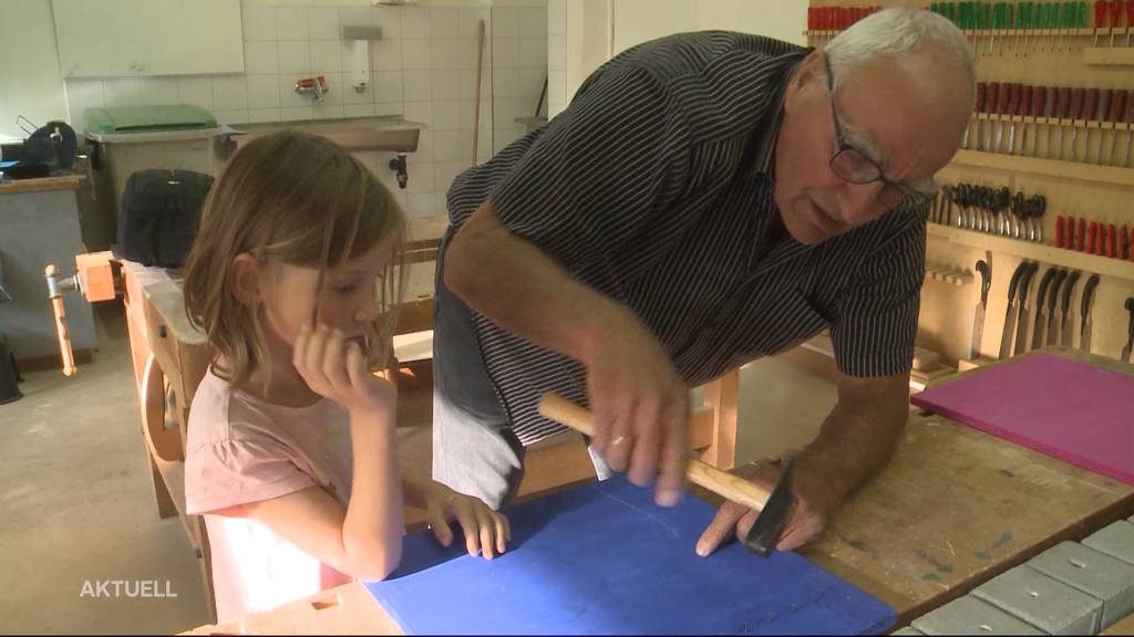 Senioren im Klassenzimmer: Junge lernen die Weisheit von Älteren