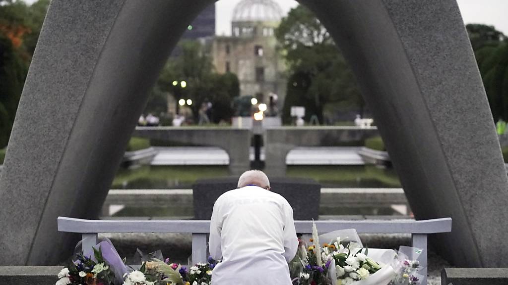 Ein Mann betet vor dem Kenotaph in Hiroshima am 75. Jahrestag des Bombenabwurfs für die Opfer. Foto: Eugene Hoshiko/AP/dpa