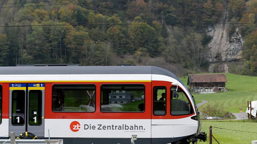 Die Zentralbahn AG baut die Haltestelle Niederrickenbach Station barrierefrei um. Das Foto zeigt den Bahnübergang Mattli zwischen Wolfenschiessen und Grafenort. (Archivbild)