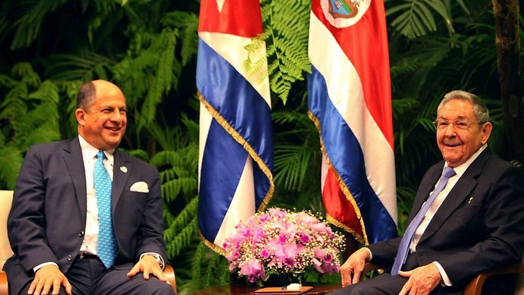 Costa Ricas Präsident Solis bei einem Treffen mit Kubas Staatschef Castro: Der Streit um kubanische Flüchtlinge in Mittelamerika eskaliert zusehends. (Archivbild)
