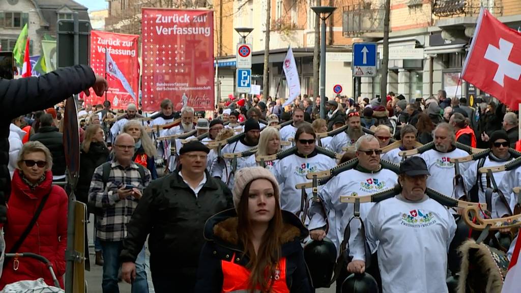 Über 1000 Teilnehmer: Gegner der Corona-Massnahmen demonstrieren in Zürich Oerlikon