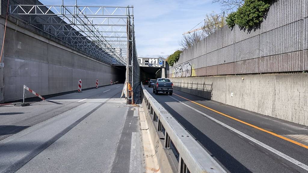 Ab Sonntagnacht wird die Baustelle beim Berner Sonnenhoftunnel der Autobahn A6 abgebaut. Nach den Sommerferien sollen dann bei Staus neu die Pannenstreifen genutzt werden dürfen.