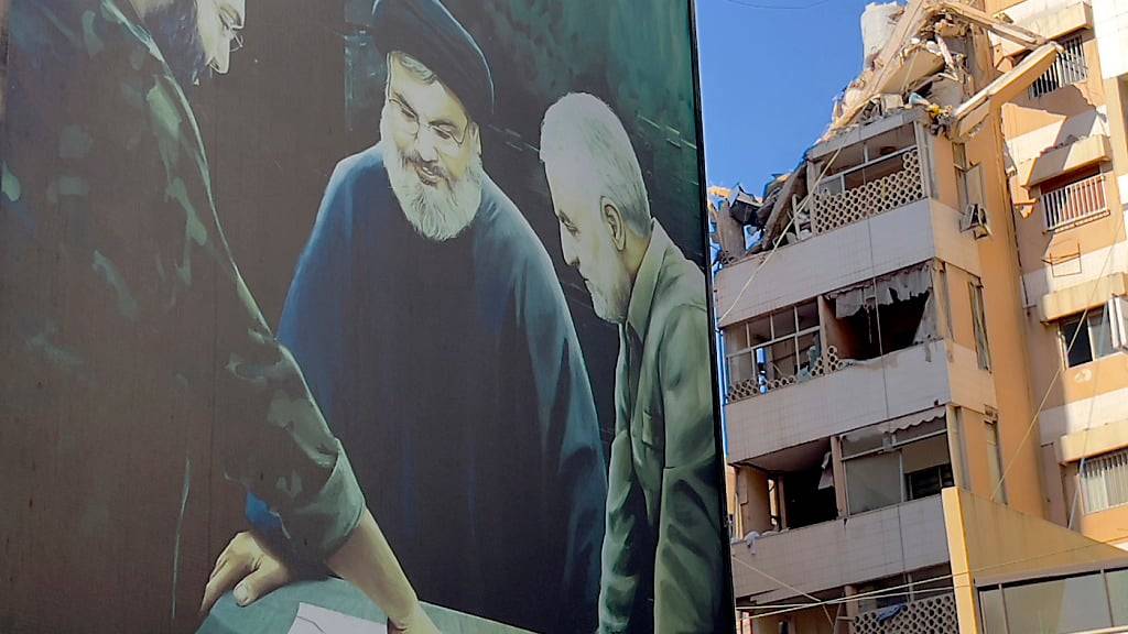 ARCHIV - Ein Plakat mit dem verstorbenen Hisbollah-Militärkommandeur Imad Mughnijeh (l-r), Hisbollah-Führer Sajjid Hassan Nasrallah und dem verstorbenen General der Revolutionsgarden Kassem Soleimani in Beirut. Foto: Hussein Malla/AP/dpa