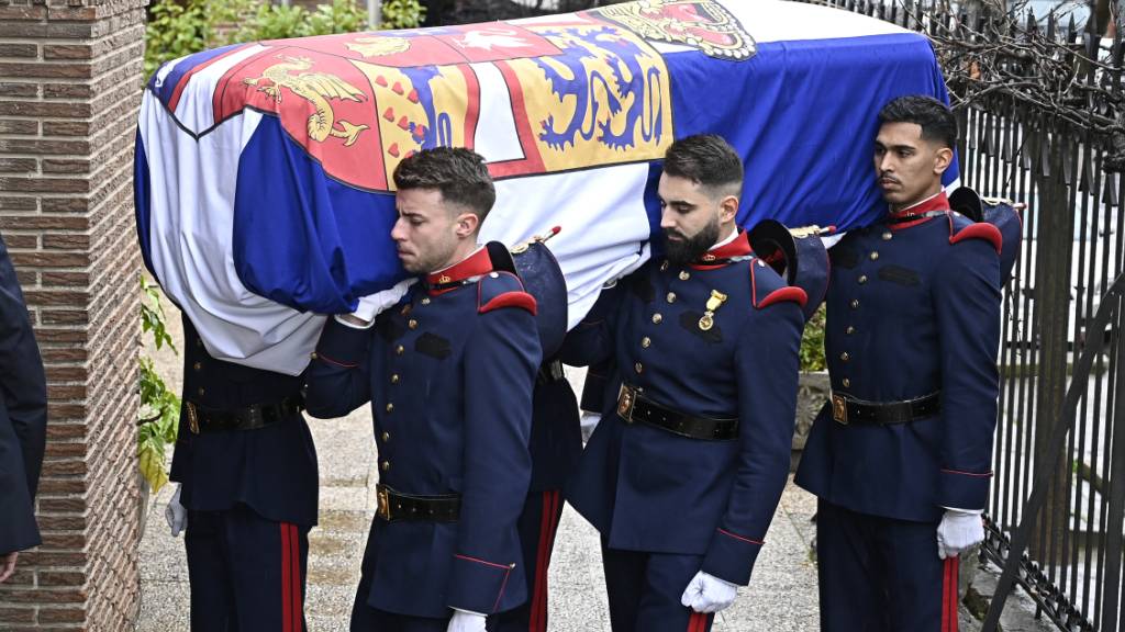 Der Sarg mit den sterblichen Überresten von Irene von Griechenland wird in die griechisch-orthodoxe Kathedrale des Heiligen Andreas und des Heiligen Demetrius gebracht. Foto: Francisco Guerra/EUROPA PRESS/dpa