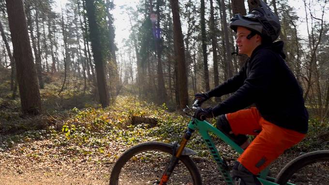Trotz Röhrenblick nach Gehirntumor - 19-Jähriger fährt Mountainbike und klettert 
