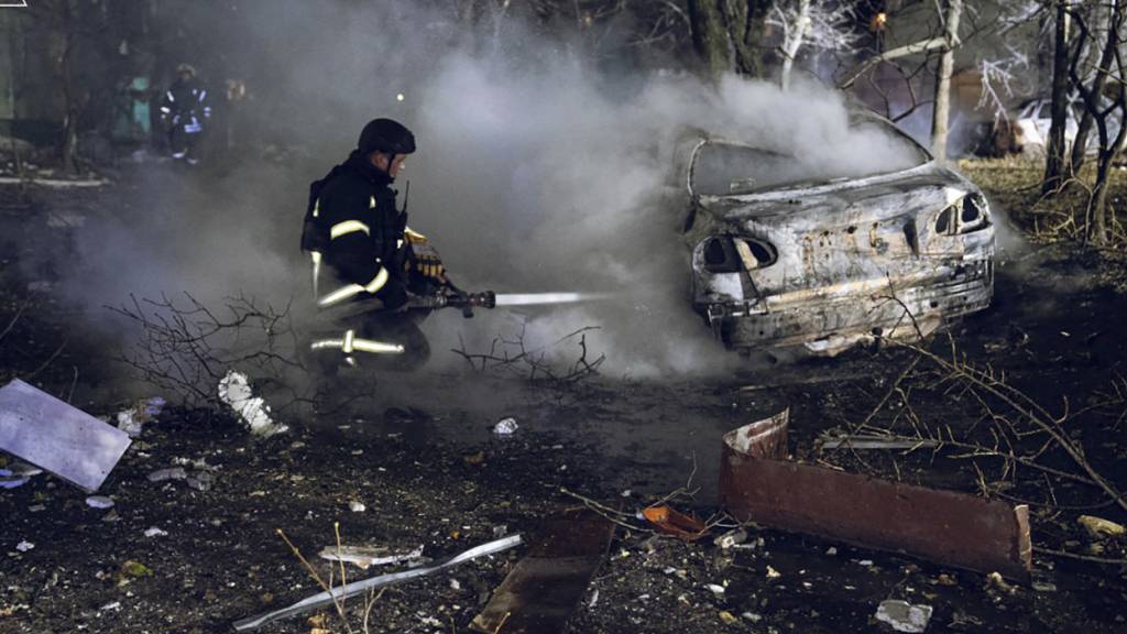 HANDOUT - Feuerwehrleute löschen das Feuer nach einem russischen Raketenangriff, der ein mehrstöckiges Wohnhaus in Sumy getroffen hat. Foto: Uncredited/Ukrainian Emergency Service/AP - ACHTUNG: Nur zur redaktionellen Verwendung und nur mit vollständiger Nennung des vorstehenden Credits