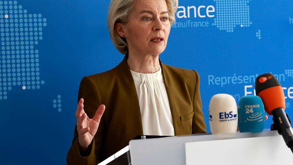 Die Präsidentin der Europäischen Kommission Ursula von der Leyen hält ihre Rede nach einem Treffen mit dem französischen Präsidenten Macron und dem chinesischen Präsidenten Xi. Foto: Aurelien Morissard/AP/dpa