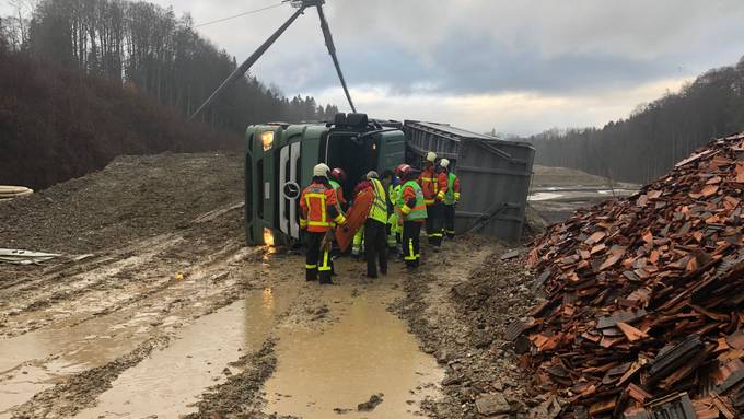 Lastwagen in Deponie umgekippt