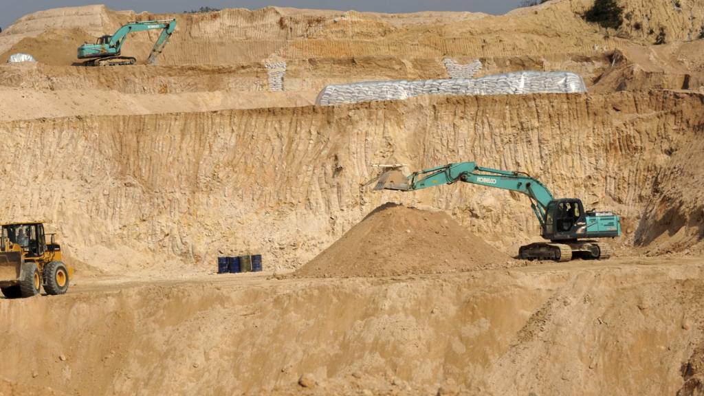 Die EU ist abhängig von von Rohstoffimporten aus anderen Ländern - im Bild der Abbau von seltenen Erden in der chinesischen Provzinz Jiangxi. (Archivbild)