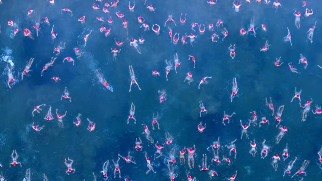 Hüllenlos in Hobart: 3000 Nackte feiern Wintersonnenwende
