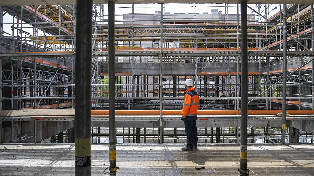 Die Gewerkschaften fordern familienfreundlichere Arbeitszeiten für Bauarbeitende. (Archivbild)
