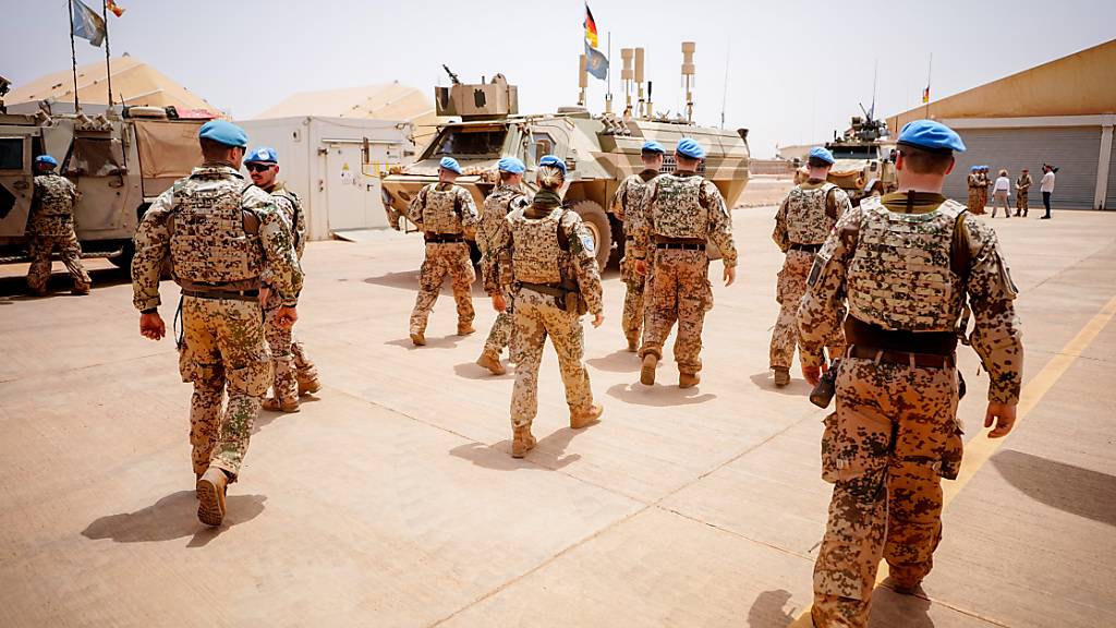 ARCHIV - Soldaten der Bundeswehr verlassen einen Platz im Camp Castor in Gao während des Besuchs der Verteidigungsministerin.Im Zuge des Abzugs der UN-Blauhelmsoldaten aus dem westafrikanischen Staat Mali kommt es zu neuen Spannungen im Norden des Landes. Foto: Kay Nietfeld/dpa