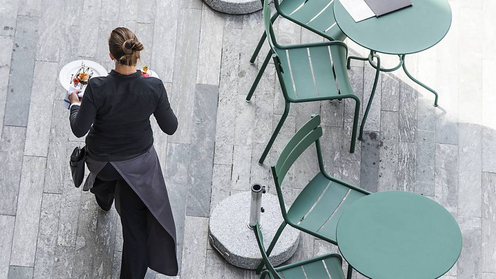 Stellen als Servicehilfskraft in Restaurants werden ab 2025 wieder meldepflichtig. (Archivbild)