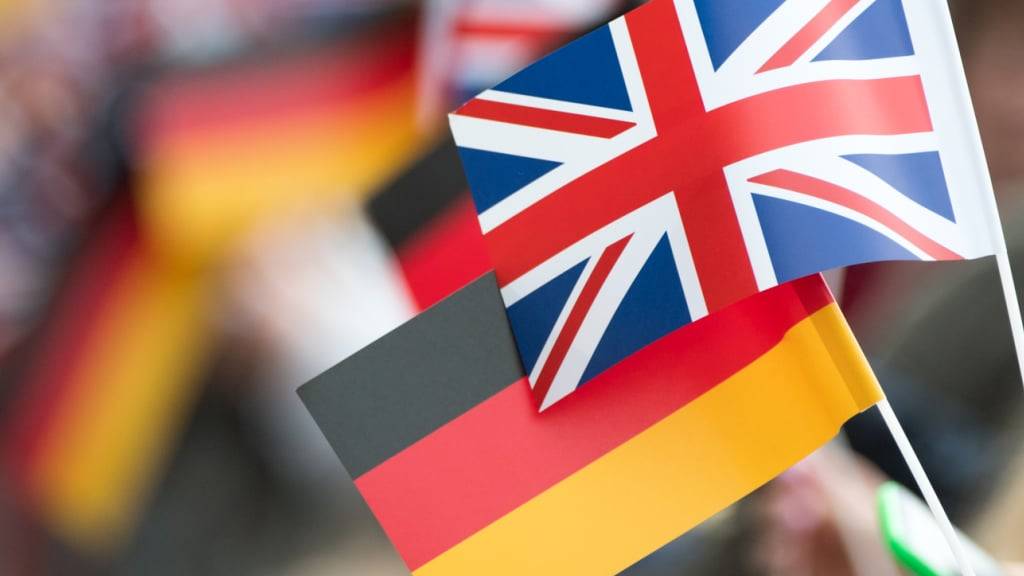 ARCHIV - Britische und deutsche Fähnchen sind während des Besuchs des britischen Prinzen Charles in Leipzig zu sehen. Foto: Hendrik Schmidt/dpa-Zentralbild/dpa