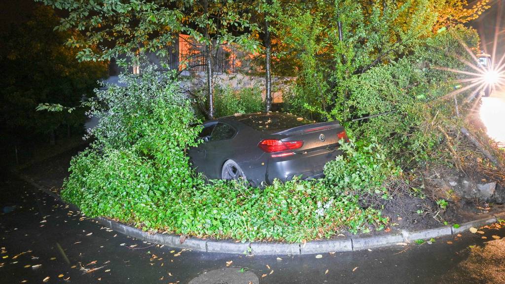 Am frühen Samstagmorgen verlor ein Autofahrer auf der Stutzstrasse in St. Niklausen die Kontrolle über sein Fahrzeug.