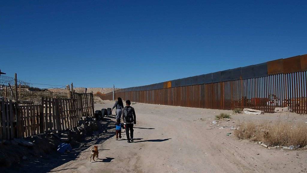 Bestimmte Grenzabschnitte sind bereits mit Zäunen und Mauern gesichert, so hier in nahe Ciudad Juarez. US-Präsident Trump will aber eine durchgehende Mauer.