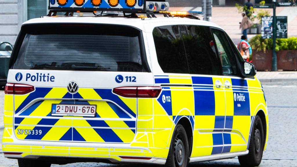 ARCHIV - Ein Fahrzeug der belgischen Polizei fährt über den Place du Luxembourg vor dem Gebäude des Europäischen Parlaments. Foto: Alicia Windzio/dpa