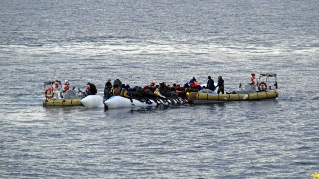 Die italienische Marine bringt Bootsflüchtlinge in Sicherheit. Erneut sind am Mittwoch Berichte aufgekommen von einem Bootsunglück im Mittelmeer, bei dem Hunderte Flüchtlinge gestorben sein sollen. (Archiv)