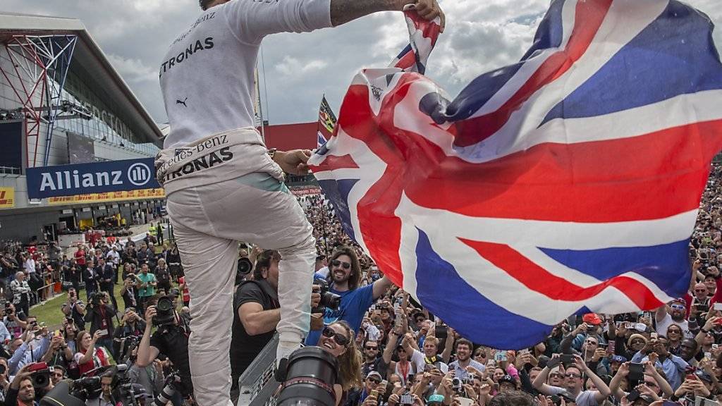 Lewis Hamilton lässt sich vor einem Jahr in Silverstone als Sieger feiern