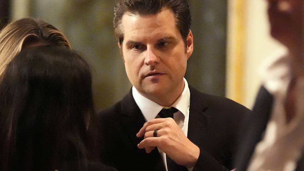 ARCHIV - Matt Gaetz trifft ein, bevor der designierte US-Präsident Trump während einer Gala des America First Policy Institute in seinem Anwesen in Mar-a-Lago spricht. Foto: Alex Brandon/AP/dpa