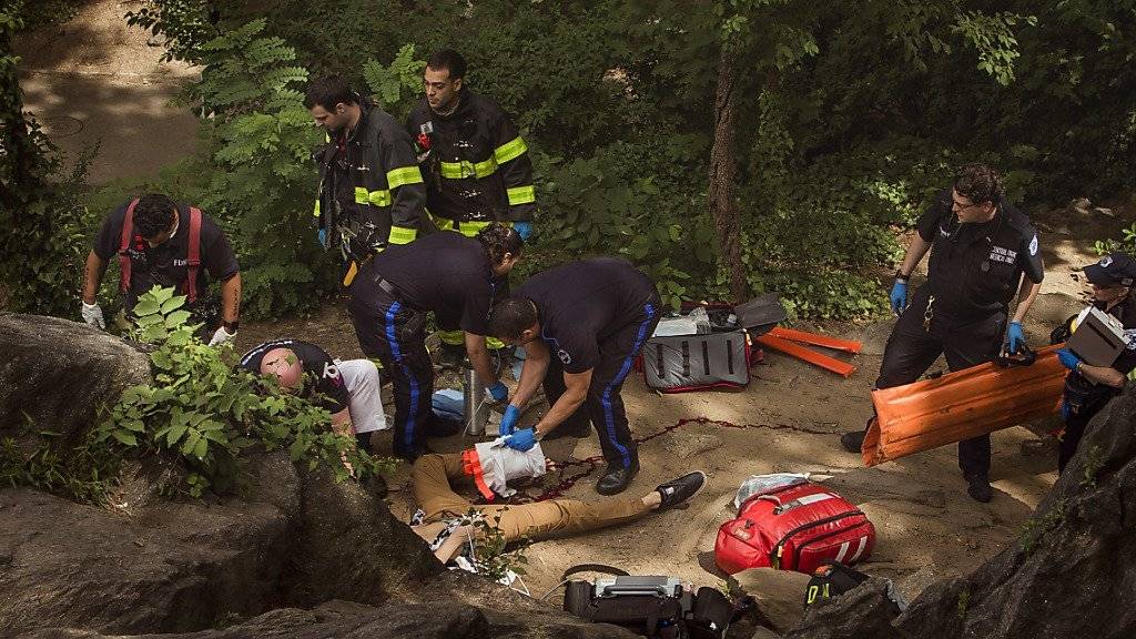 Sanitäter verarzten einen Mann, der im New Yorker Central Park auf explosives Material getreten ist und dabei schwer verletzt wurde. Hinweise auf einen Terrorakt gibt es laut Polizei nicht.