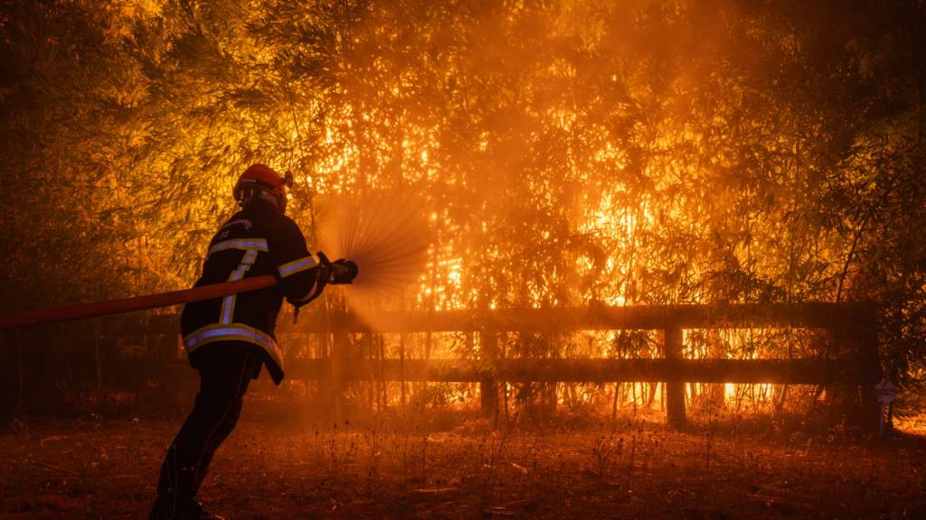 Frankreich und Spanien kämpfen gegen Waldbrände. Künftig wird es öfter zu solchen Ereignissen kommen, wie eine neue Studie zeigt. Forscher sehen eine «Ära extremer Brandgefahr». (Symbolbild)