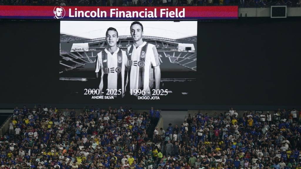 Eine Hommage an die verstorbenen Fussballspieler Diogo Jota und André Silva vor dem Spiel der Klub-WM zwischen Palmeiras und Chelsea