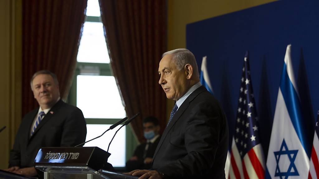 Benjamin Netanjahu (r), Ministerpräsident von Israel und Mike Pompeo, Außenminister der USA, nehmen nach ihrem Treffen an einer Pressekonferenz teil. Foto: Maya Alleruzzo/Pool AP/dpa