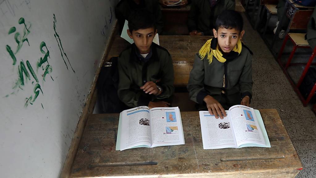 Zwei Knaben in einer Schule in Sanaa: Laut einer Umfrage von Save the Children haben im Kriegsland Jemen mehr als die Hälfte der Kinder mentale Probleme. (Themenbild)
